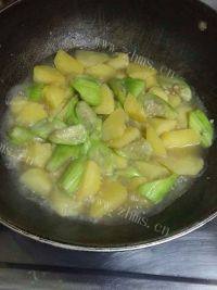 素菜土豆烩丝瓜做法图解6)