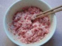诱人的韭菜猪肉馅饼做法图解2)
