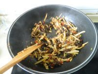 美味的鱼香肉丝盖浇饭做法图解11)