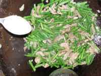 美味的豇豆肉丝做法图解6)