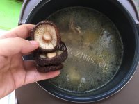回味无穷的香菇炖鸡汤做法图解6)