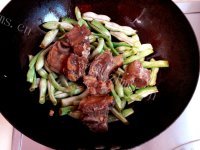 美味营养的排骨炖豆角做法图解5)
