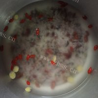 美味的枸杞八宝粥做法图解6)