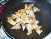 家常菜腊肉炒莴苣做法图解4)