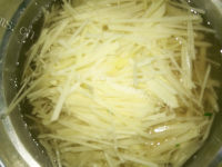 家常菜青椒炒土豆丝做法图解1)