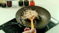 美味的银芽鸡丝做法图解3)