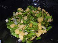 好吃的豆角腊肠焖饭做法图解7)