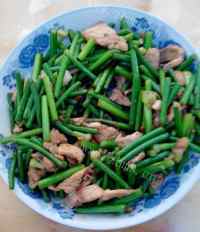 色泽鲜亮的蒜苔炒肉片做法图解6)