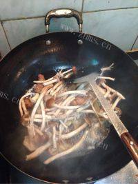 家常菜五花肉炒茶树菇做法图解8)