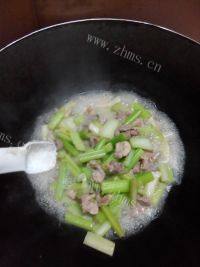 家常菜西芹炒肉做法图解7)