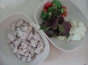 美味的紫苏炒粉肠做法图解3)