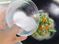 西兰花炒鲜贝做法图解8)