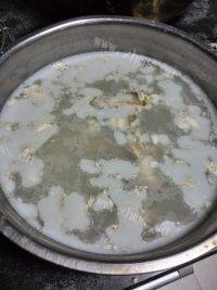 家常平菇排骨汤做法图解1)