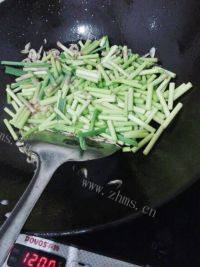 虾米炒蒜苔做法图解4)
