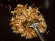 美味的金针冬菇焖肉丝做法图解5)