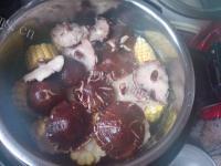 营养的香菇玉米老鸡汤做法图解4)