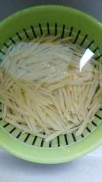 土豆丝炒牛肉做法图解1)