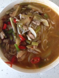 开胃的榨菜肉丝面