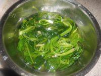 家常菜拌菠菜做法图解5)