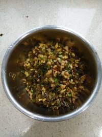 美味的虾仁鸡蛋酸菜饼做法图解7)