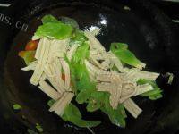 自制莴笋炒腐竹做法图解7)