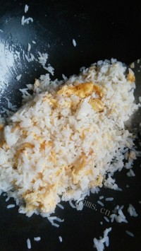 芹菜叶蛋炒饭做法图解4)