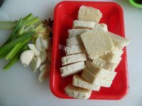 美味的小鱼焖豆腐做法图解2)