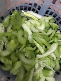 简单版芹菜炒肉做法图解1)