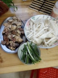 美味的香菇鸡汤做法图解1)