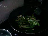 家常菜芹菜炒豆芽做法图解5)