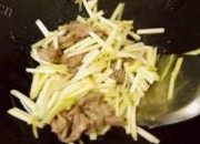 美味营养的韭黄炒牛肉做法图解2)