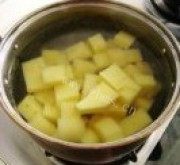 美味的米豆腐焖猪蹄做法图解2)