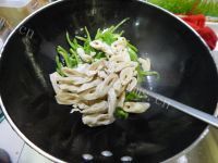 美味的青椒炒面筋做法图解7)