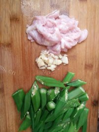 家常菜秋葵炒肉做法图解2)