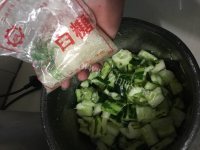清凉的爽口凉拌黄瓜做法图解7)