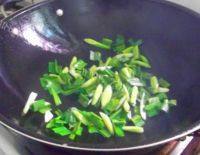 家常菜蒜苗炒豆腐干做法图解4)