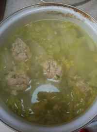 美味的肉丸白菜汤