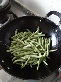 家常菜干煸豆角做法图解3)
