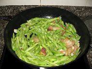 家常菜四季豆炒猪肉做法图解6)