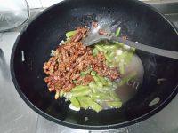 家常的豆角炒肉丝做法图解13)