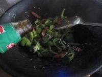秀色可餐的西兰花炒香肠做法图解7)
