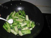色泽不错的蒜蓉炒丝瓜做法图解5)