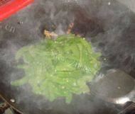 自制腊肉炒荷兰豆做法图解6)