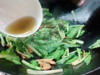 很有食欲的香菇炒小白菜做法图解8)