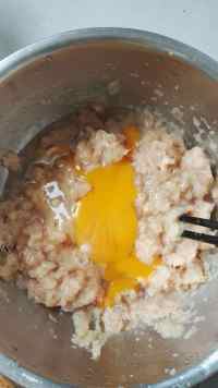 口感丰富的菜肉大馄饨做法图解2)