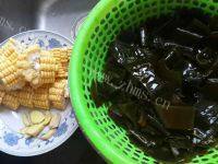 美味的玉米海带排骨汤做法图解2)
