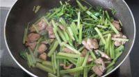 家常菜芹菜炒瘦肉做法图解5)