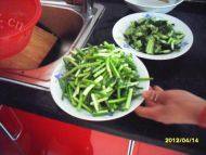 下饭的蒜薹炒肉做法图解3)
