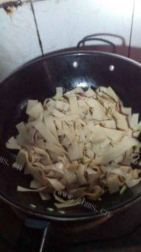 家常菜芹菜炒豆腐皮做法图解8)