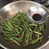 诱人的干煸豆角做法图解10)
